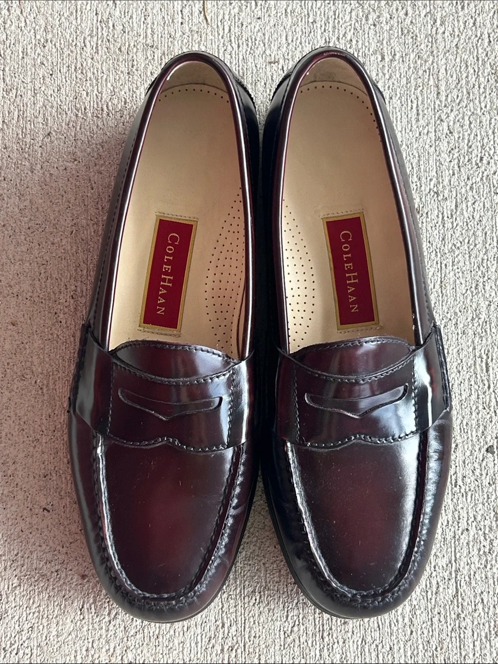 MEN'S-BURGUNDY LEATHER LOAFERS BY COLE HAAN! IN EXCELLENT CONDITION